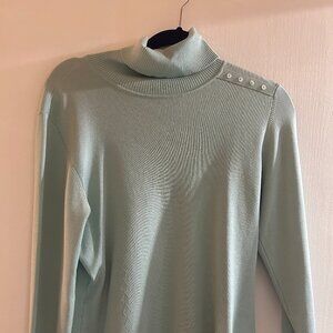 Sweater with stylist buttons on shoulder